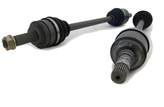 参考画像：別年式：2005–2007 Subaru STI用フロントドライブシャフト左右。販売商品は2008–2015 STI用です。写真は前世代用で、全長・CV・スプライン・左右差は現品と異なる場合があります。 左右の長さ・形状や写真の部品点数は、販売商品の左右構成・販売単位・同梱数を示しません。